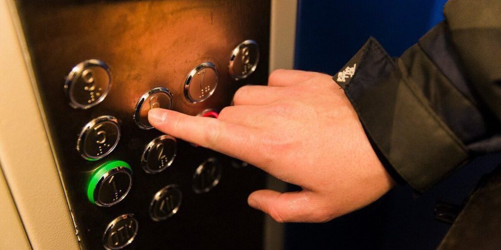 В Мурманской области приступили к замене 109 лифтов