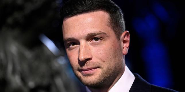 Jordan Bardella fotografato con la figlia del principe Charles de Bourbon al bicentenario del Figaro