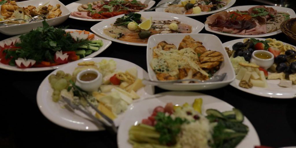 Turista russo in Thailandia chiama la polizia per pagare il conto in un ristorante