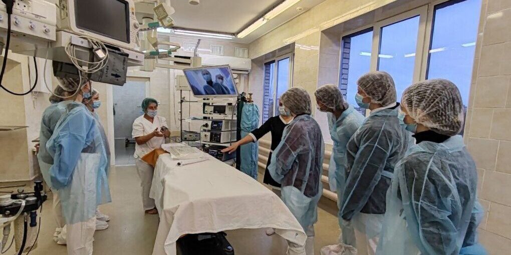 Новгородские школьники узнали профессию врача изнутри в областной больнице