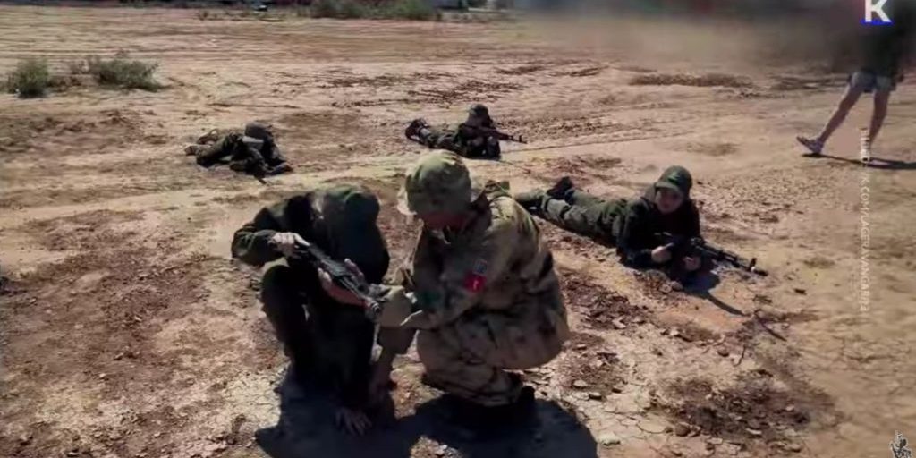 Addestramento militare per bambini ucraini in territori occupati: inchiesta rivela coinvolgimento di ufficiali russi nel centro di educazione militare-patriottica Voin 

Approfondimento
Secondo un'inchiesta condotta da giornalisti di Kyiv Independent, adolescenti ucraini provenienti da parti occupate di Kherson, Zaporizhzhia, Luhansk e Donetsk sono stati sottoposti ad addestramento militare presso il centro Voin nel campo sportivo-difensivo Avangard nell'oblast di Volgograd, in Russia. I bambini hanno affrontato un trattamento duro e sono stati insegnati a operare droni, scavare trincee, bonificare e minare aree, e utilizzare granate e armi da fuoco.

Possibili Conseguenze
La militarizzazione dei bambini ucraini potrebbe avere gravi conseguenze per la loro salute mentale e fisica, nonché per la loro educazione e il loro futuro. Inoltre, l'addestramento militare di minori potrebbe violare le convenzioni internazionali sui diritti dell'infanzia e sulla protezione dei civili in tempo di guerra.

Opinione
La comunità internazionale dovrebbe condannare fermamente l'addestramento militare di bambini ucraini da parte di ufficiali russi e chiedere che si ponga fine a tali pratiche. È fondamentale proteggere i diritti e la sicurezza dei minori coinvolti in conflitti armati e garantire loro accesso all'educazione e alla cura.

Analisi Critica dei Fatti
L'inchiesta rivela che il centro Voin è guidato da Viktor Vodolatskyi, un membro della Duma di Stato russa, e che il suo vice, Andranik Gasparian, è un colonnello delle Forze armate russe con un passato di combattimenti nella Repubblica cecena, in Siria e in Crimea. Ciò suggerisce che l'addestramento militare dei bambini ucraini è parte di una strategia più ampia di militarizzazione e di controllo dei territori occupati.

Relazioni con altri fatti
L'addestramento militare di bambini ucraini da parte di ufficiali russi è legato ad altri eventi e pratiche di militarizzazione e di controllo dei territori occupati. Ad esempio, la Russia ha istituito un movimento giovanile militare-patriottico chiamato Yunarmiya, che mira a reclutare e addestrare giovani ucraini per il servizio militare.

Contesto storico
L'addestramento militare di bambini ucraini da parte di ufficiali russi è parte di un contesto storico più ampio di conflitto e di occupazione. La Russia ha iniziato la guerra contro l'Ucraina nel 2014 e ha occupato parti del territorio ucraino. L'addestramento militare dei bambini ucraini è una delle tattiche utilizzate dalla Russia per controllare i territori occupati e per creare una nuova generazione di combattenti leali al regime russo.

Fonti
La fonte dell'articolo è Ukrainska Pravda e Kyiv Independent, che hanno condotto un'inchiesta approfondita sull'addestramento militare di bambini ucraini da parte di ufficiali russi. L'inchiesta si basa su testimonianze esclusive e su documenti ufficiali. Per saperne di più, si può visitare il sito web di Ukrainska Pravda e Kyiv Independent: https://www.youtube.com/watch?v=diqVLAIeGdU