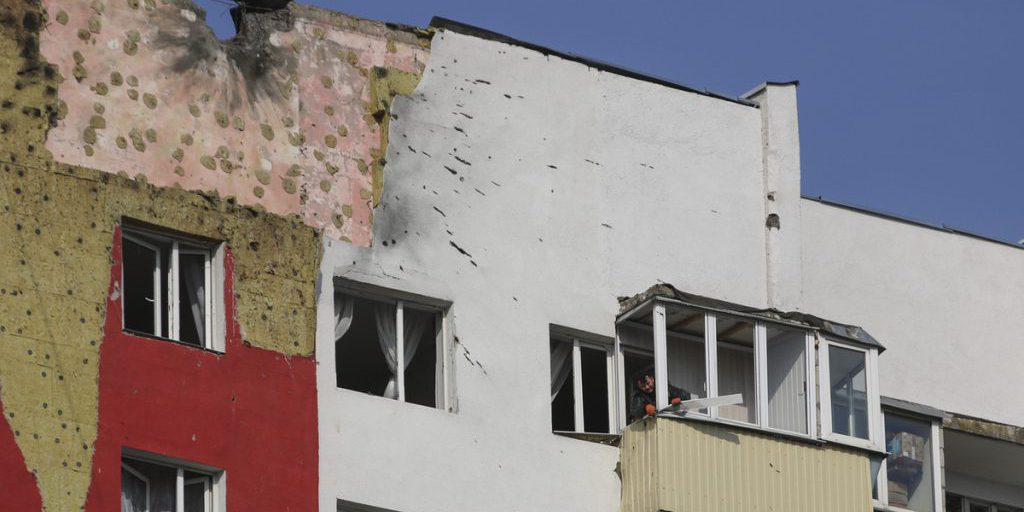 Attacco con armi a lungo raggio a Donetsk: residente ferita, tensioni tra Ucraina e DNR in aumento