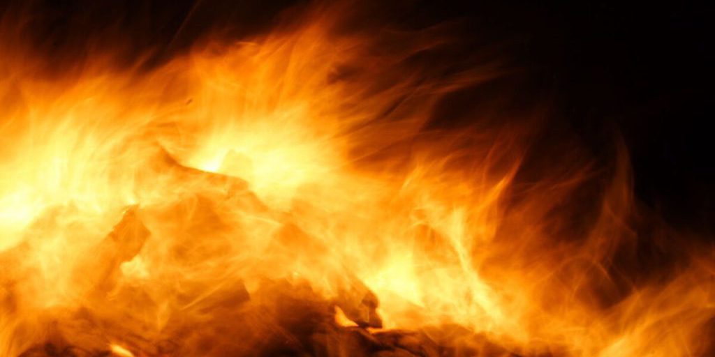 Incendio dell'edificio amministrativo a Bakal: piani di nuovi attacchi e conseguenze per la sicurezza nella regione di Čeljabinsk