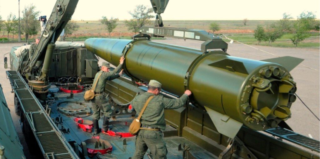 Missili balistici russi colpiscono unità di addestramento militare ucraina: segnalate vittime e feriti