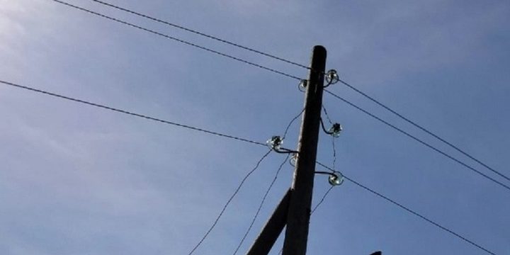 В Карелии ветер повредил электропровода рядом с жилым домом