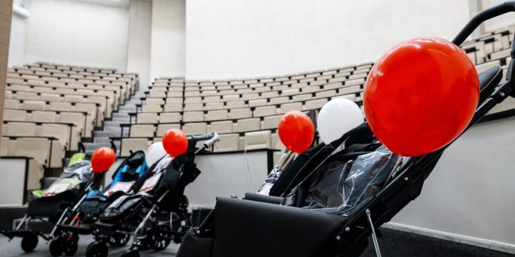 Индивидуальная помощь: в Ленобласти передали специализированную технику для детей с ОВЗ