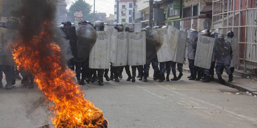 Президент Мадагаскара сбежал на фоне массовых протестов