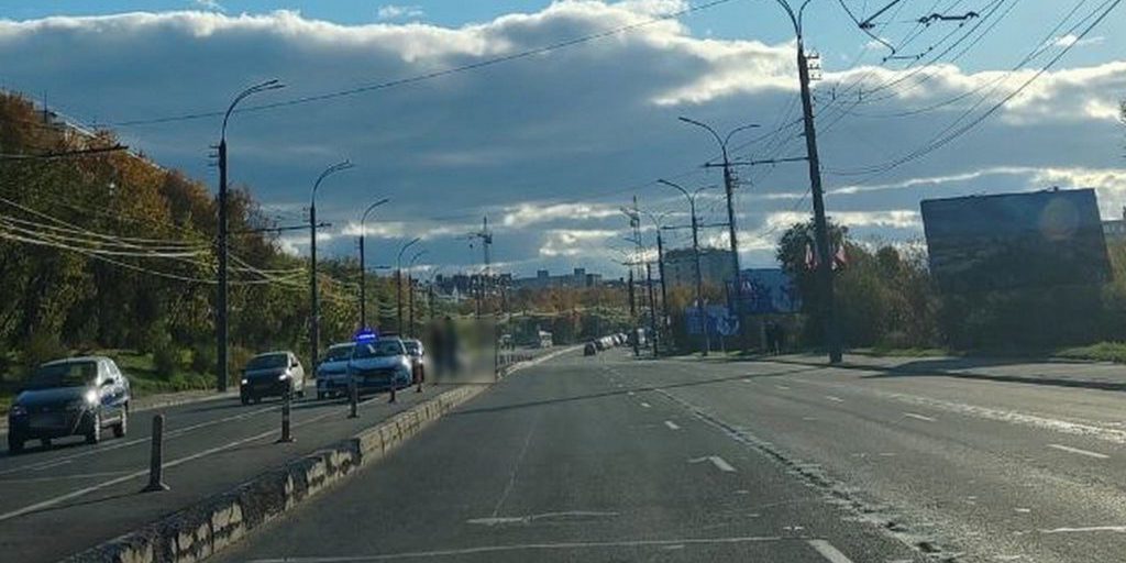 Incidente stradale a Murmansk: donna ferita sulla Kolskij Prospekt, autorità intervenute per garantire la sicurezza