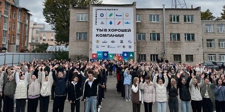 Putin Ringrazia il Collegio dei Trasporti di Kostroma per il Lavoro di Eccellenza nella Formazione di Giovani Specialisti