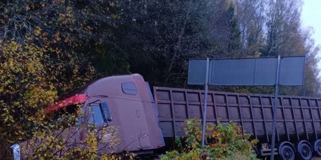 Большегруз застрял в кювете в Тверской области