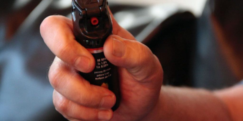 Incidente stradale a San Pietroburgo: uomo aggredito con spray al pepe dopo collisione