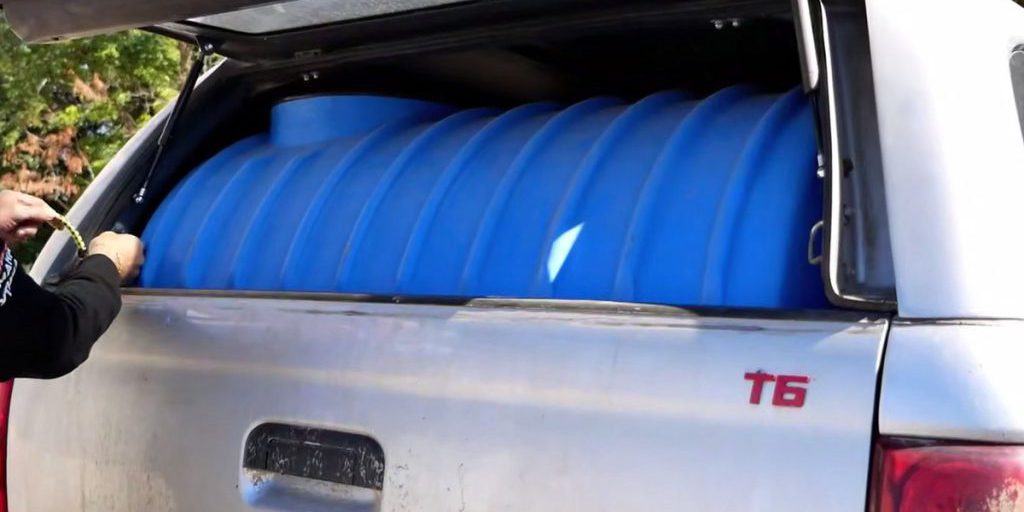 Народный фронт передал бронежилеты и емкости для воды в Алешкинский округ