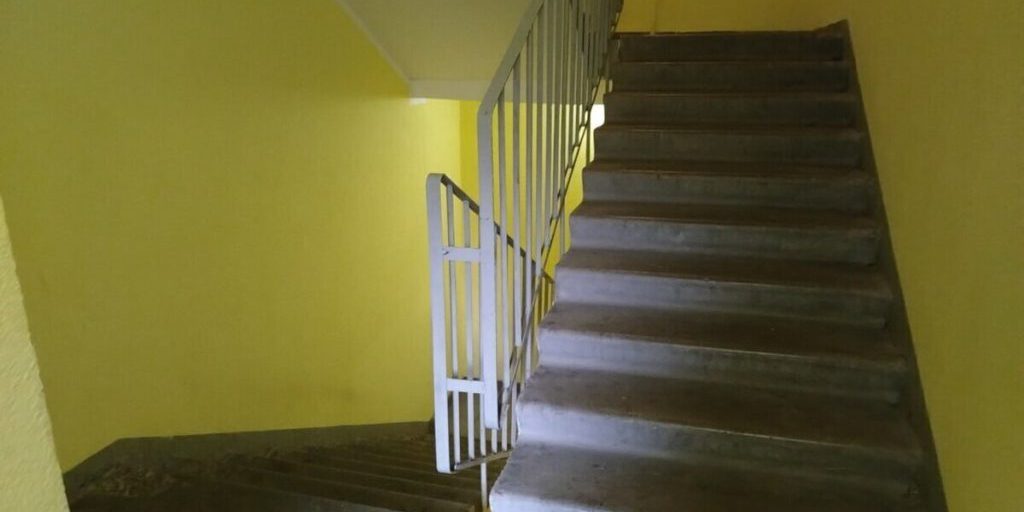 В Мончегорске сосед ограбил пенсионерку в подъезде ее дома