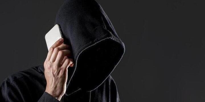 Truffa online: donna russa perde 1,5 milioni di rubli dopo aver conosciuto un falso enologo italiano su un sito di incontri