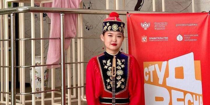 Studentessa della Calmucchia trionfa alla Russian Student Spring con il suo talento musicale