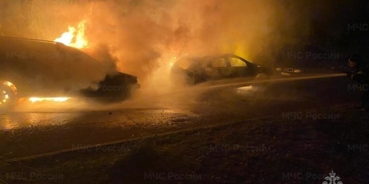 В Орле на улице Раздольной ночью вспыхнули 2 автомобиля
