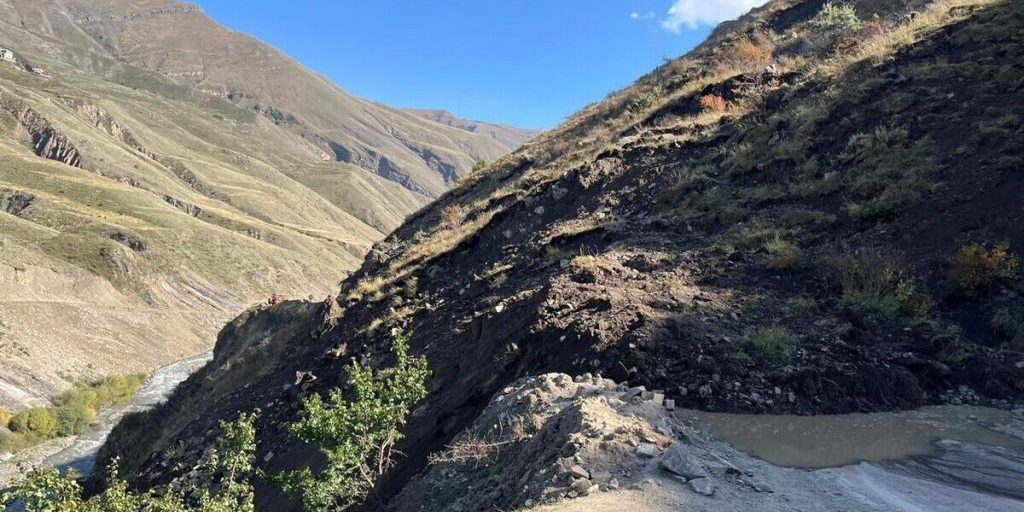 На автодороге в Чародинском районе Дагестана произошел крупный оползень