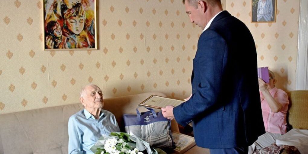 Sindaco di Penza Onora Veterano della Grande Guerra Patriottica per il suo 105esimo Compleanno in un Gestoo di Rispetto e Gratitudine