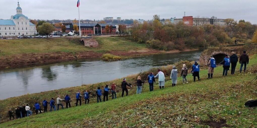Smolensk si impegna per l'ambiente: una nuova iniziativa di pulizia sulla riva del fiume Dnepr