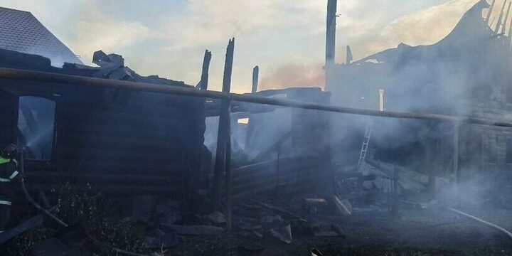 Incendio devastante nella regione di Nижегородская: due edifici residenziali distrutti e gravi conseguenze per la comunità