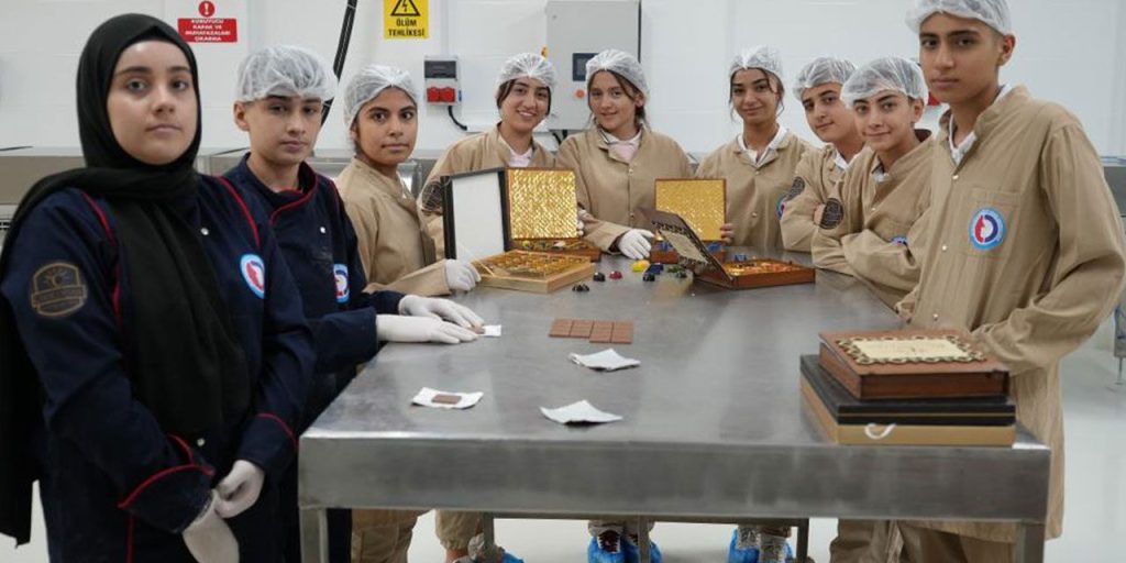 Fabrika gibi okul! Günde 1 ton çikolata üretip milyonluk ciro yapıyorlar