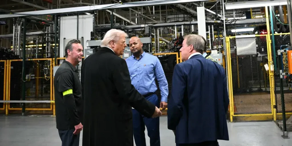 Trump visita fabbrica di Detroit: operatore sospeso dopo confronto su Epstein