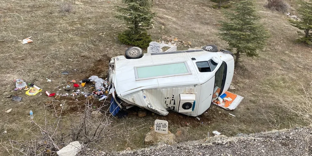 Incidente stradale in Isparta: camion perde il controllo su strada bagnata, tre feriti