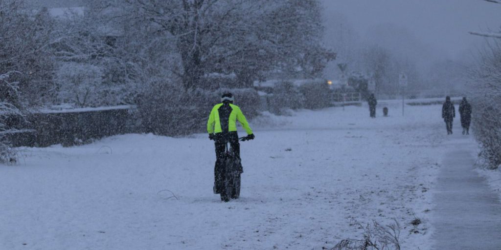 Ciclismo in condizioni di freddo intenso: rischi e precauzioni da conoscere
