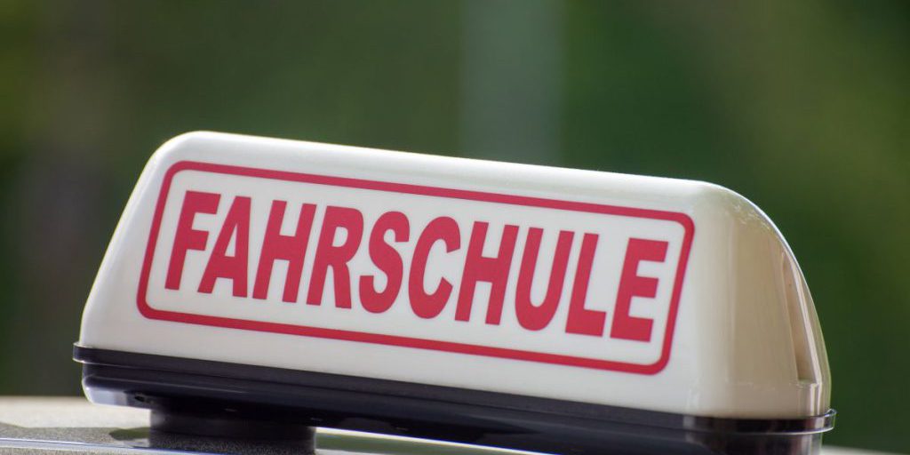 Istituttori di guida bavaresi criticano le nuove norme sulla patente: costi più alti e minore sicurezza