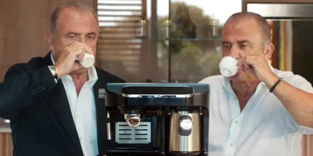 Fatih Terim pubblicizza una macchina da caffè in uno spot bilingue