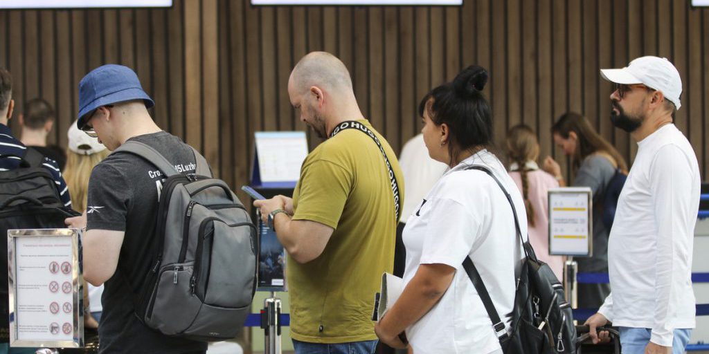 В крупнейшем аэропорту России отменили и задержали десятки рейсов