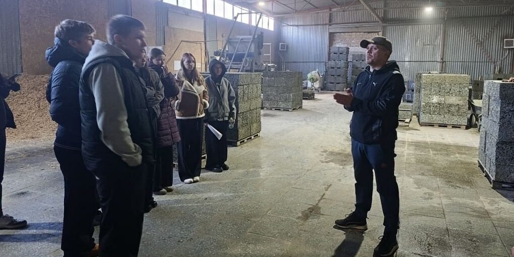 Studenti di Architettura a Petrozavodsk Imparano a Distinguere tra Arbalète e Arbolite Grazie a Collaborazione con Produttore Locale