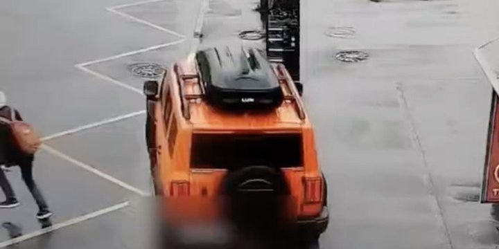 В Петербурге внедорожник сбил двух человек на остановке