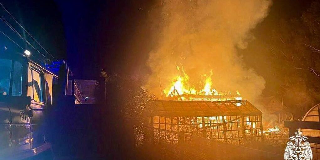 "Incendio distrugge casa di campagna a Tver: indagini in corso e famiglia alla ricerca di soluzioni"