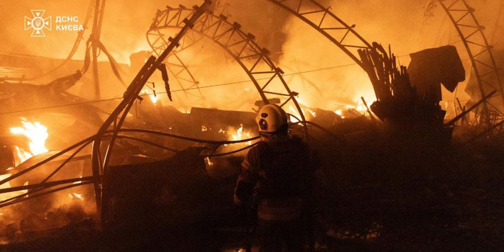 Attacco notturno russo a Kyiv: sette feriti e danni a edifici residenziali e auto

Approfondimento
L'attacco notturno russo a Kyiv ha causato feriti e danni a edifici residenziali e auto. Le autorità ucraine hanno riferito che i droni hanno colpito diversi obiettivi nella città, compresi edifici residenziali, una scuola e un asilo nido. Il sindaco di Kyiv, Vitalii Klitschko, ha confermato che sette persone sono state ferite nell'attacco, cinque delle quali sono state portate in ospedale.

Possibili Conseguenze
L'attacco notturno russo a Kyiv potrebbe avere conseguenze negative per la popolazione civile e per l'economia ucraina. I danni agli edifici residenziali e alle infrastrutture potrebbero richiedere tempo e risorse per essere riparati. Inoltre, l'attacco potrebbe aumentare la tensione e la paura tra la popolazione civile, con possibili ripercussioni sulla stabilità e sulla sicurezza della città.

Opinione
L'attacco notturno russo a Kyiv è un atto di aggressione che viola i diritti umani e il diritto internazionale. La comunità internazionale dovrebbe condannare questo atto e chiedere che la Russia rispetti la sovranità e l'integrità territoriale dell'Ucraina. È fondamentale che la comunità internazionale si mobilizzi per trovare una soluzione pacifica e negoziata al conflitto, al fine di proteggere i civili e prevenire ulteriori attacchi.

Analisi Critica dei Fatti
L'attacco notturno russo a Kyiv è un esempio di come la guerra possa avere conseguenze devastanti per la popolazione civile. È importante che le autorità ucraine e la comunità internazionale lavorino insieme per prevenire futuri attacchi e per proteggere i civili. Inoltre, è fondamentale che si analizzi criticamente il contesto del conflitto e le motivazioni che stanno alla base dell'attacco, al fine di trovare una soluzione duratura e pacifica.

Relazioni con altri fatti
L'attacco notturno russo a Kyiv è parte di un più ampio conflitto tra la Russia e l'Ucraina. La situazione è complessa e richiede una soluzione pacifica e negoziata. È importante che si considerino le relazioni storiche e politiche tra i due paesi, nonché le implicazioni internazionali del conflitto, al fine di trovare una soluzione che tenga conto delle esigenze e delle preoccupazioni di tutte le parti coinvolte.

Contesto storico
La storia del conflitto tra la Russia e l'Ucraina è lunga e complessa. L'attacco notturno russo a Kyiv è solo uno degli ultimi episodi di una lunga serie di eventi che hanno portato a una crisi umanitaria e politica. È importante che si consideri il contesto storico del conflitto, comprese le questioni relative alla sovranità, all'integrità territoriale e ai diritti umani, al fine di comprendere appieno le motivazioni e le implicazioni dell'attacco.

Fonti
La fonte di questo articolo è Pravda.com.ua. Il link diretto all'articolo originale è https://www.pravda.com.ua/news/2023/10/23/7356855/.