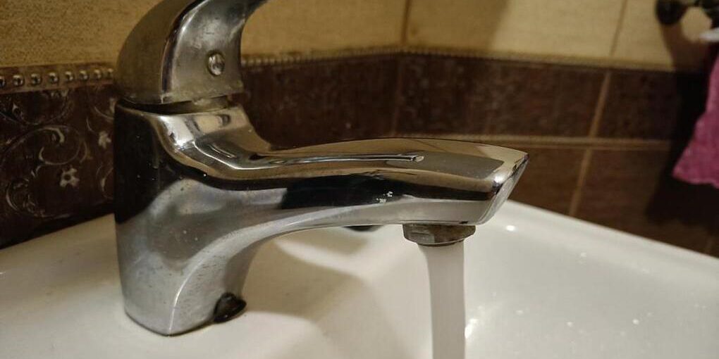 Emergenza idrica a Sochi: limitazioni alla fornitura di acqua e possibili impatti sulla comunità