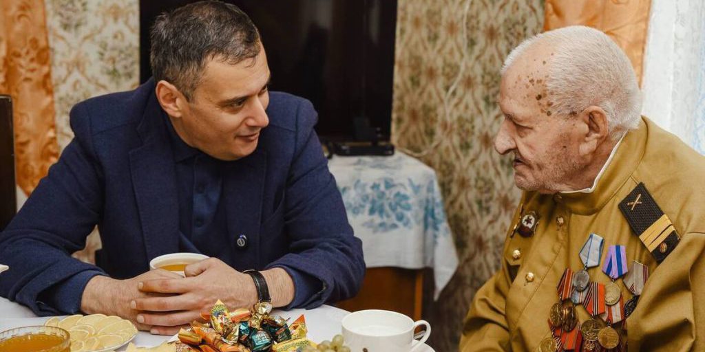 Il governatore di Kursk visita un veterano 99enne della seconda guerra mondiale e decide di inviare un team di medici a casa sua per garantire le cure necessarie