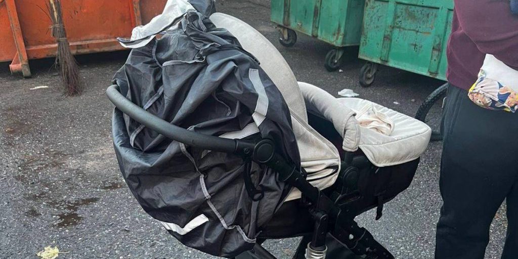 В Петербурге дворник услышал плач и нашёл брошенного младенца