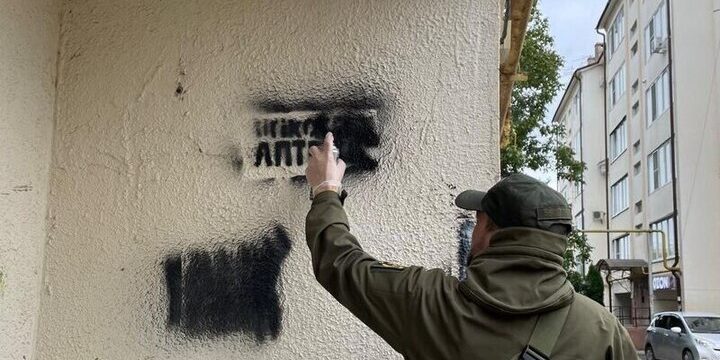 В Ессентуках ликвидировали более 30 нарконадписей в спальном районе