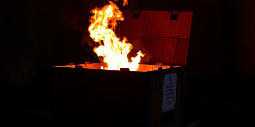 Fuochi d'artificio illegali, maxi sequestro da una tonnellata in Puglia: scoperti box pieni di esplosivi a Bari e nel Salento