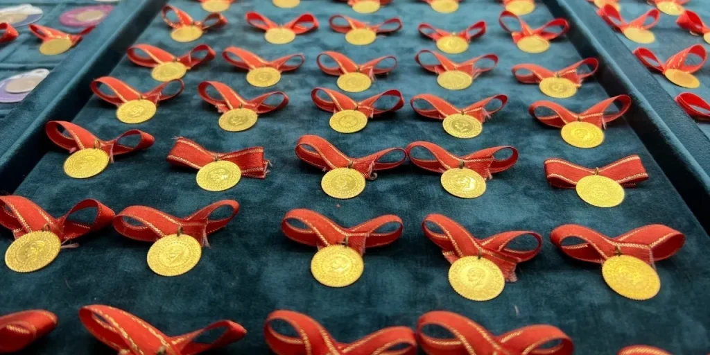 Prezzi oro 8/12/2025: 5.760 TL/grammo, 4.208 USD/oncia, Fed prevede taglio di 25 punti base