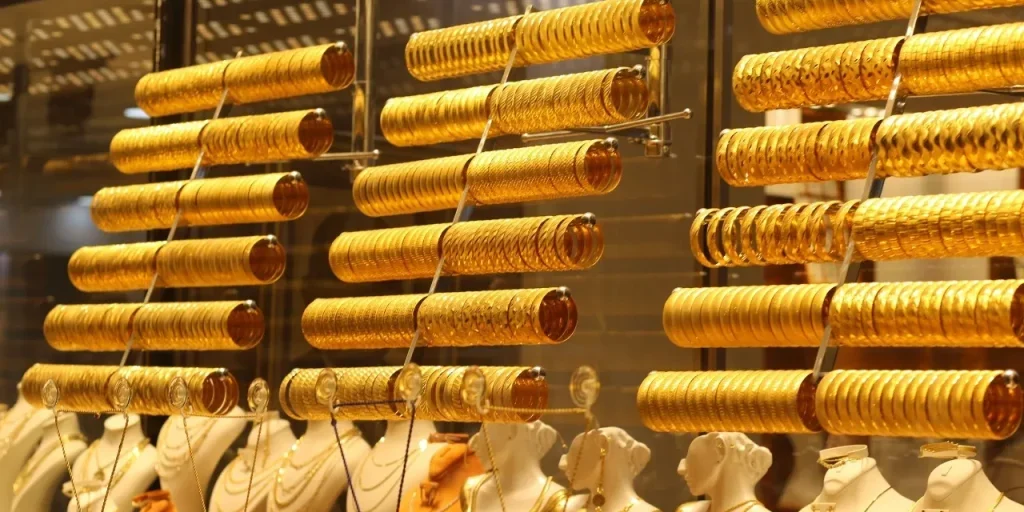 Goldman Sachs prevede il prezzo dell'oro entro fine 2026 dopo la riduzione dei tassi della Fed