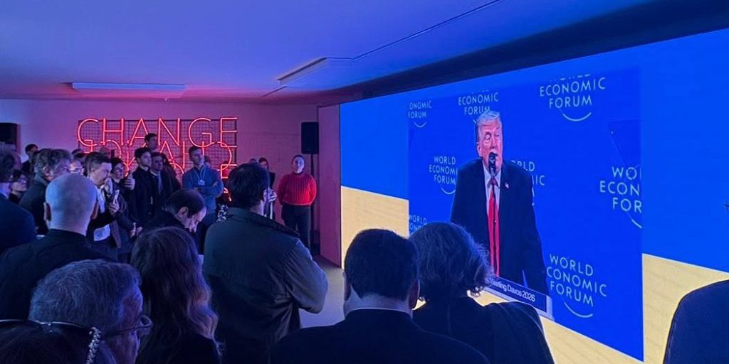 Installazione ucraina al World Economic Forum mostra attacchi aerei su città europee