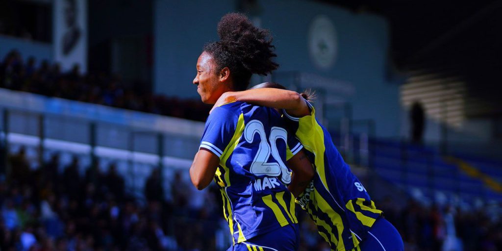 Fenerbahçe derbide 2 golle zafere ulaştı