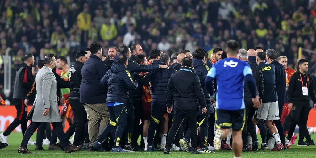 Sicurezza interviene prima del derby Fenerbahçe‑Galatasaray per fermare una disputa tra giocatori e staff