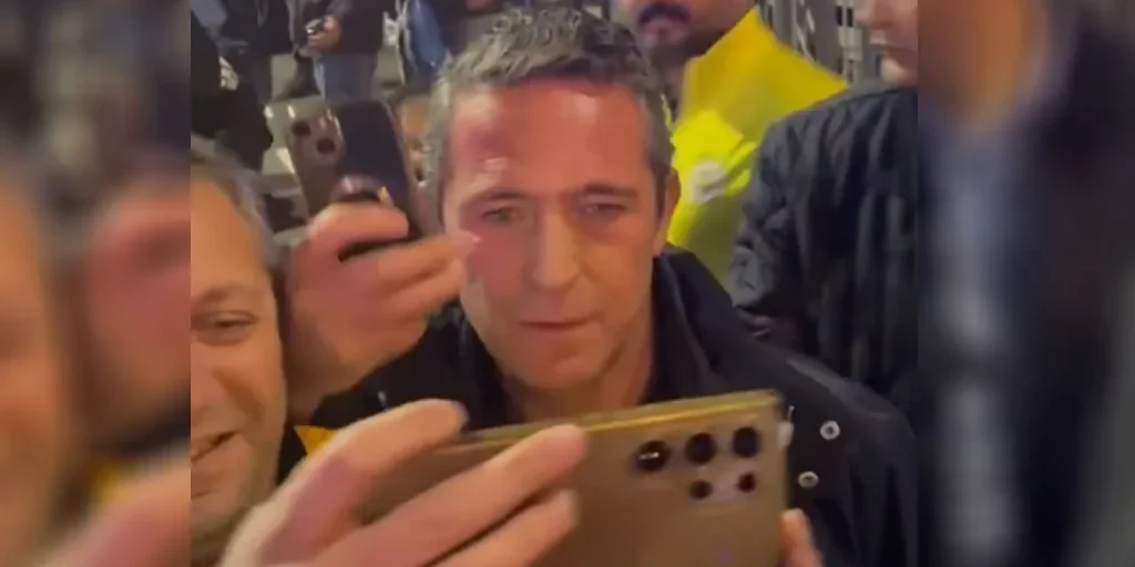 Ali Koç, ex presidente del Fenerbahçe, assiste al derby Galatasaray‑Fenerbahçe allo stadio Chobani