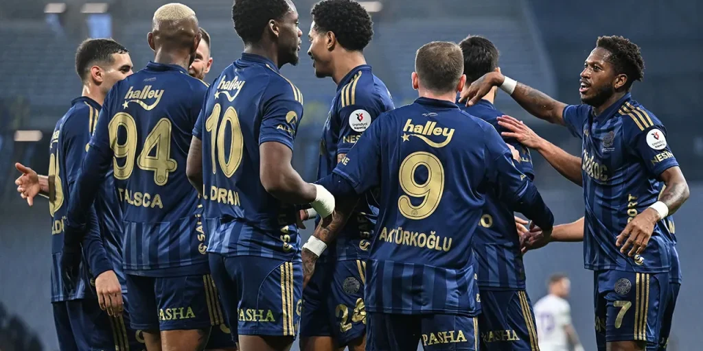 Fenerbahçe vince 3‑0 contro Eyüpspor, resta in testa alla classifica dopo la prima metà della stagione senza sconfitte