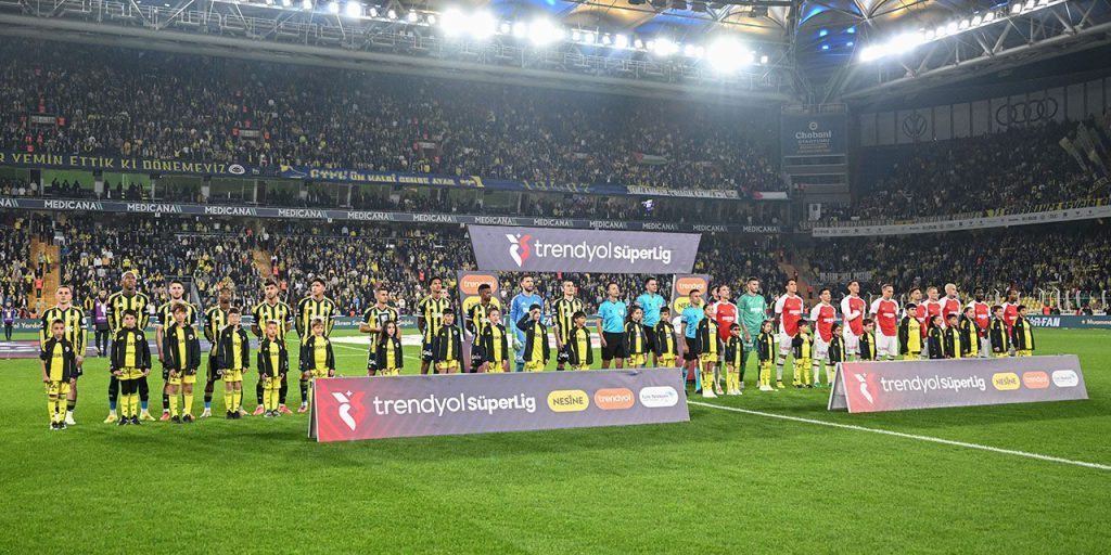Presidente del Fatih Karagümrük abbandona lo stadio in segno di protesta contro le decisioni dell'arbitro nella partita contro il Fenerbahçe