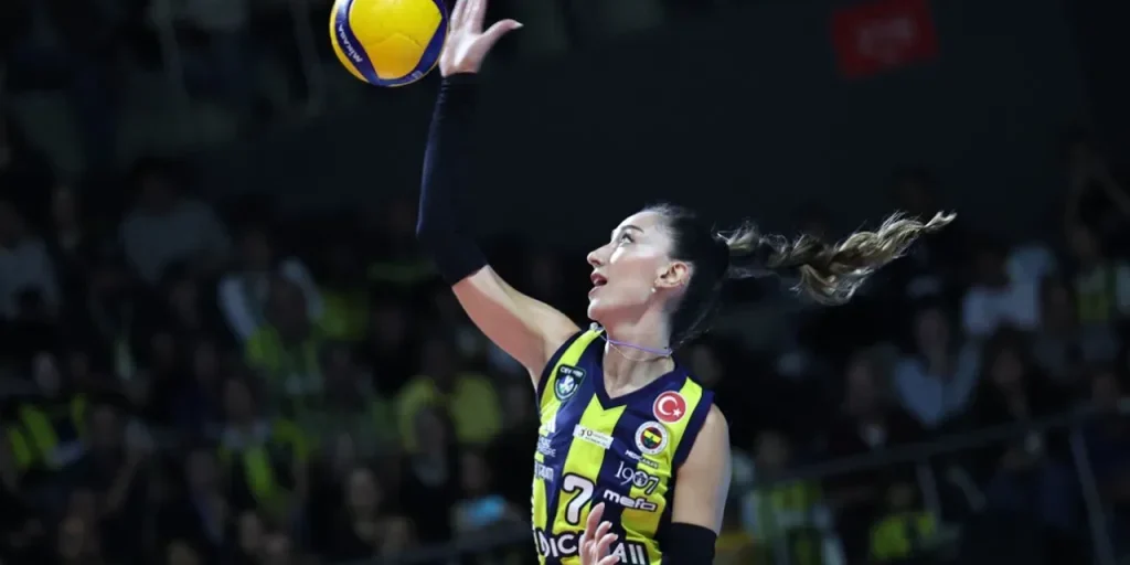 Hande Baladın si infortuna e non può continuare la partita di Fenerbahçe contro THY