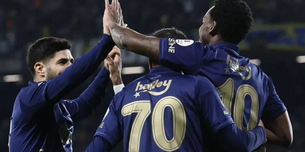 Tifosi di Fenerbahçe e Samsunspor arrivano ad Adana per la semifinale della Supercoppa Turkcell